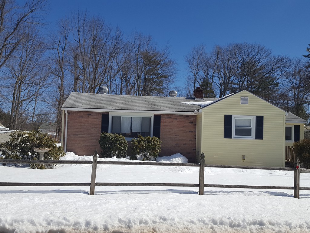 18 Mayflower Road Leicester, MA 01524 - Photo 1 of 17 Gallery Image 1