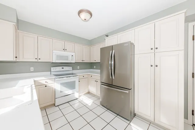 $350,000 | 14128 Waterford Square Drive, New Berlin, WI 53151