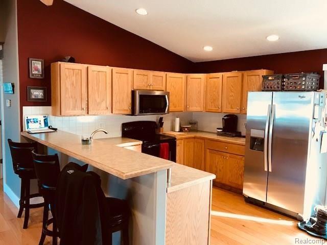 971 Parallel Street Fenton, MI 48430 - Photo 3 of 16 kitchen side 2 med.jpg