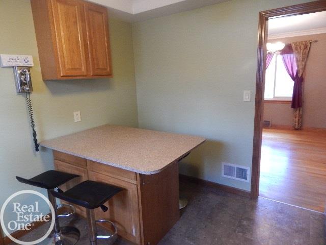 8212 Racine Road Warren, MI 48093 - Photo 6 of 27 31304125-5.JPG