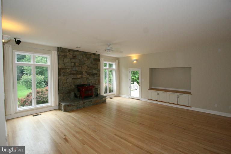 7008 Ridgeway Drive Springfield, VA 22150 - Photo 3 of 30 Living Room