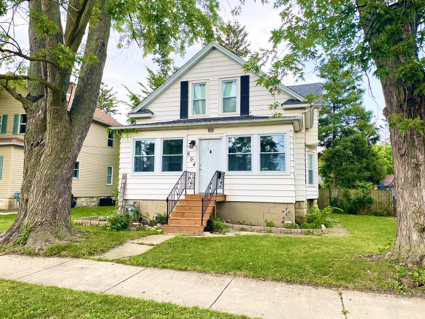 604 Clement Street Joliet, IL 60435 - Photo 2 of 24