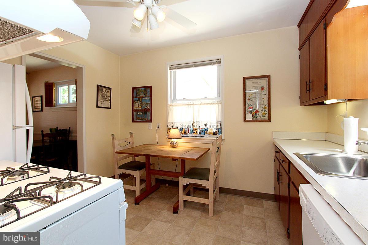 10011 Portland Road Silver Spring, MD 20901 - Photo 11 of 24 Table space in kitchen