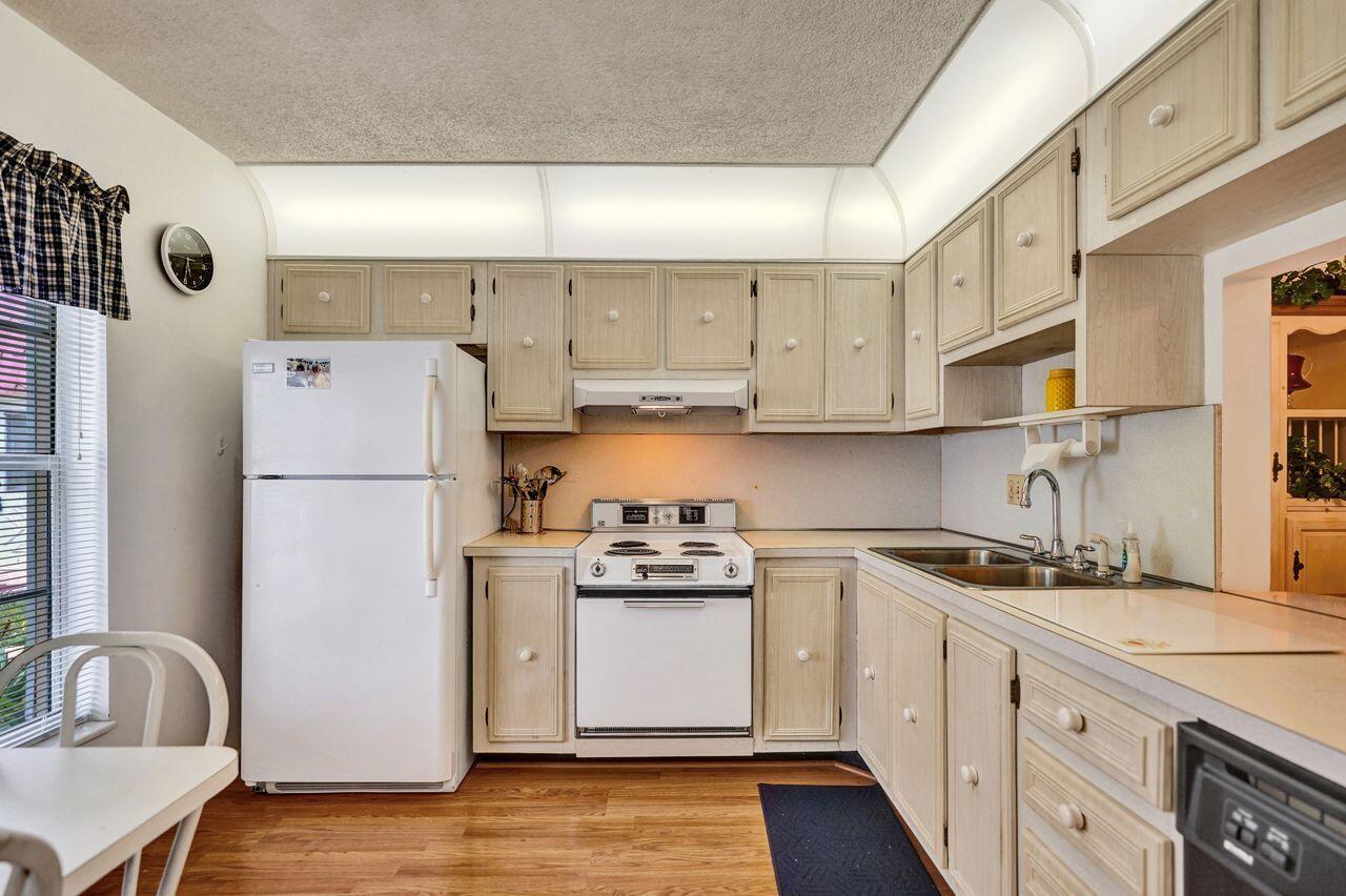 282 Cape Cod Circle, Unit A Lake Worth, FL 33467 - Photo 3 of 31 Kitchen