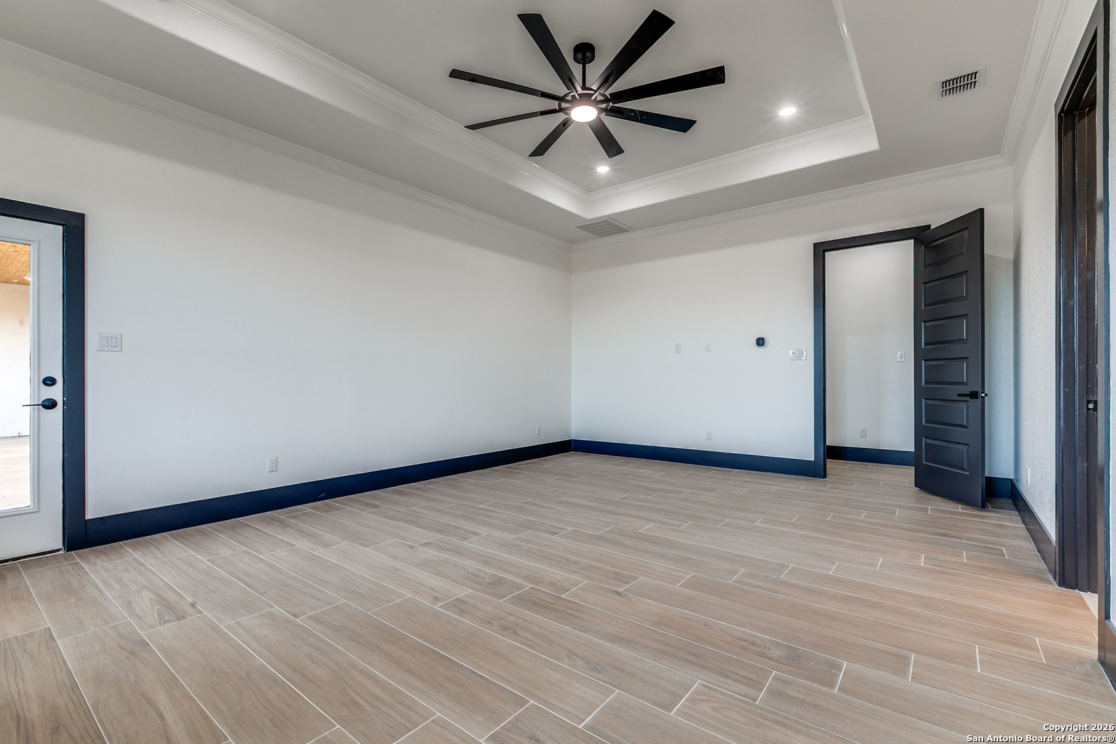 202 Venado Oaks Rio Medina, TX 78066 - Photo 16 of 37 an empty room with window and a ceiling fan