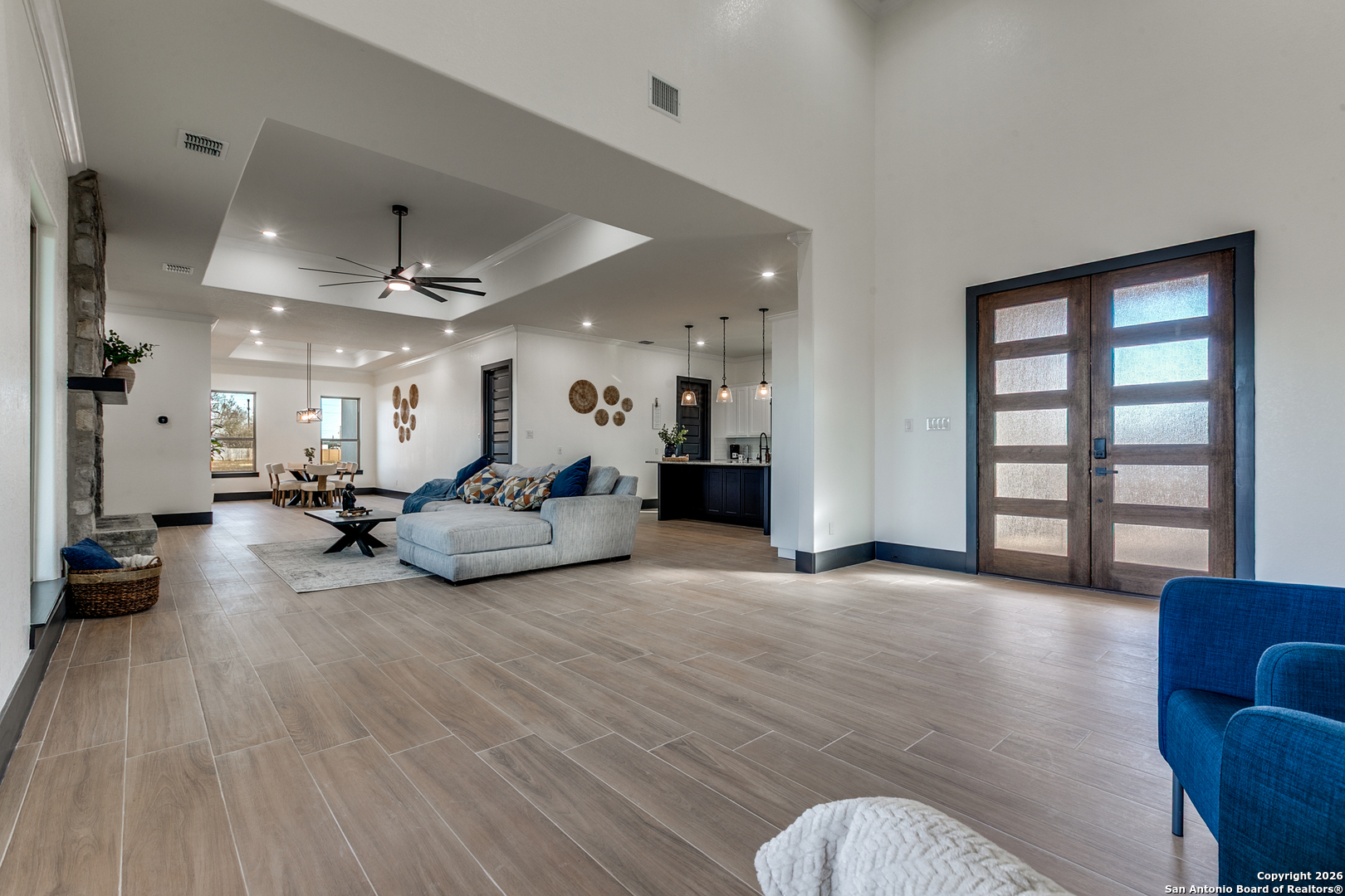202 Venado Oaks Rio Medina, TX 78066 - Photo 5 of 37 a living room with furniture and a large window