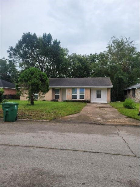 5530 Elm Spring Drive Houston, TX 77048 - Photo 2 of 15 a front view of house with yard and green space