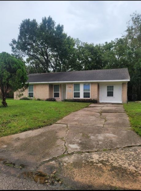 5530 Elm Spring Drive Houston, TX 77048 - Photo 3 of 15 a front view of house with yard and green space