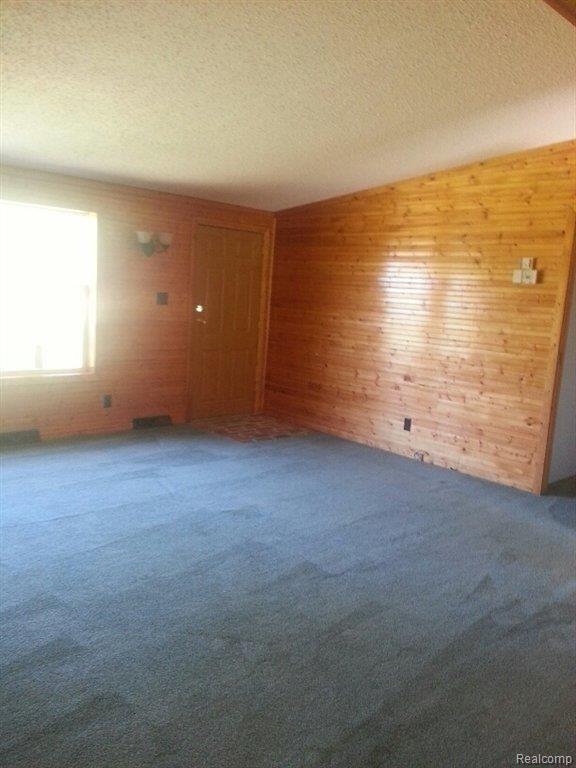 21800 Bohn Road Belleville, MI 48111 - Photo 5 of 14 LIVING ROOM 2.jpg