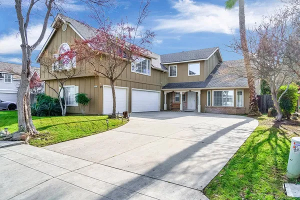 $715,000 | 2034 Wrenwood Avenue, Clovis, CA 93611
