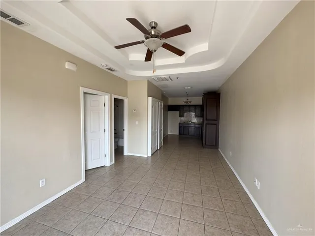 a view of empty room with a ceiling fan