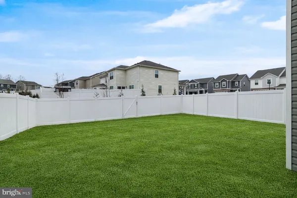 a view of a back yard