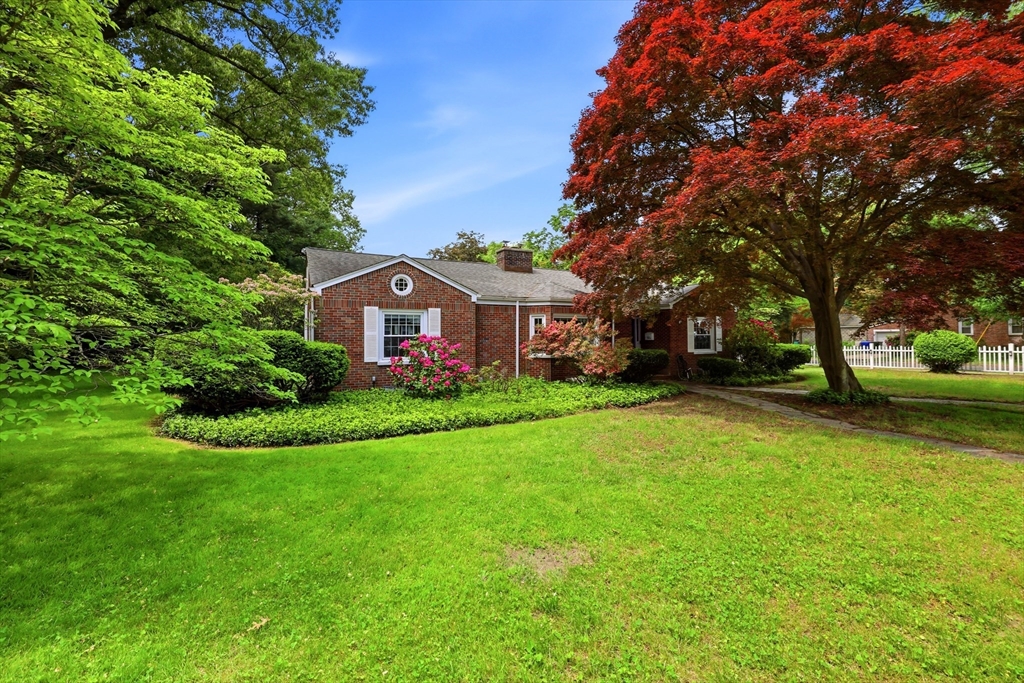 130 Connecticut Avenue Springfield, MA 01107 - Photo 5 of 40 a front view of a house with garden