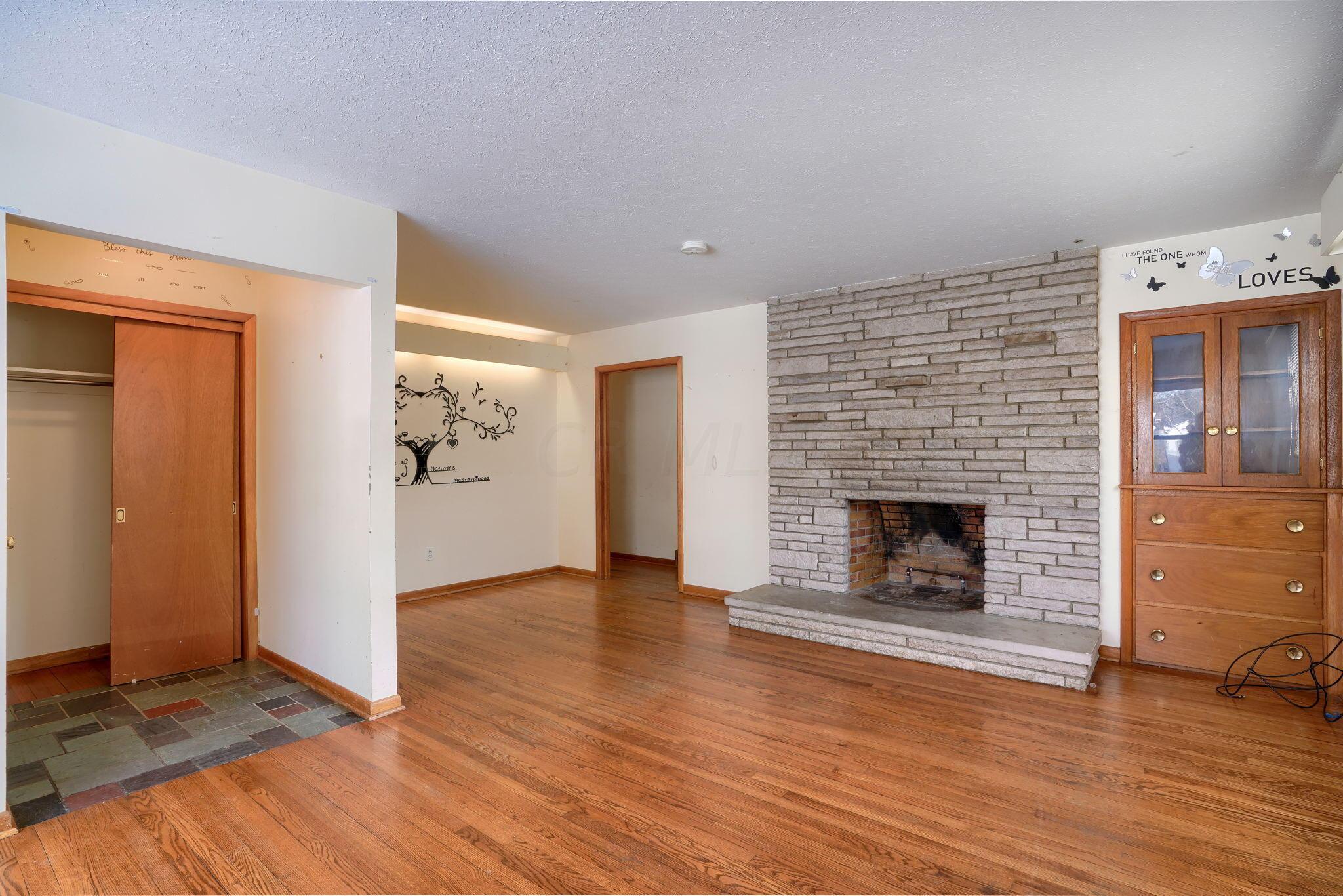 5274 Hazelwood Road Columbus, OH 43229 - Photo 9 of 40 5274 Hazelwood Rd (27)
