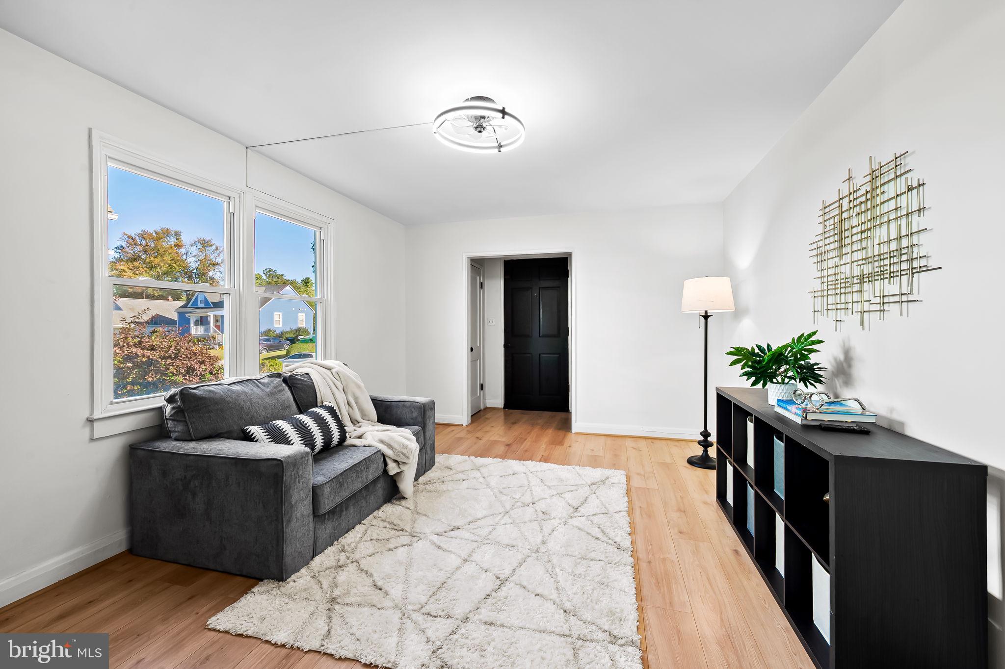 2511 Wentworth Road Baltimore, MD 21234 - Photo 4 of 30 Living Room