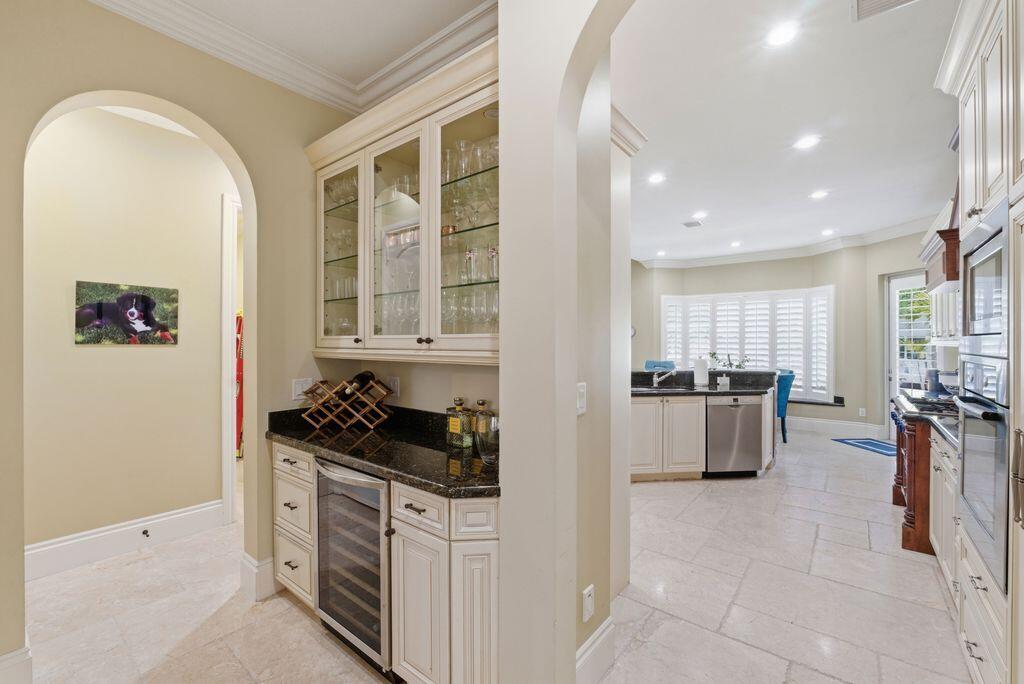 2221 Northeast 48th Court Lighthouse Point, FL 33064 - Photo 17 of 81 Butler's Pantry