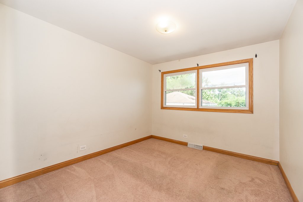 649 South Wisconsin Avenue Addison, IL 60101 - Photo 7 of 21