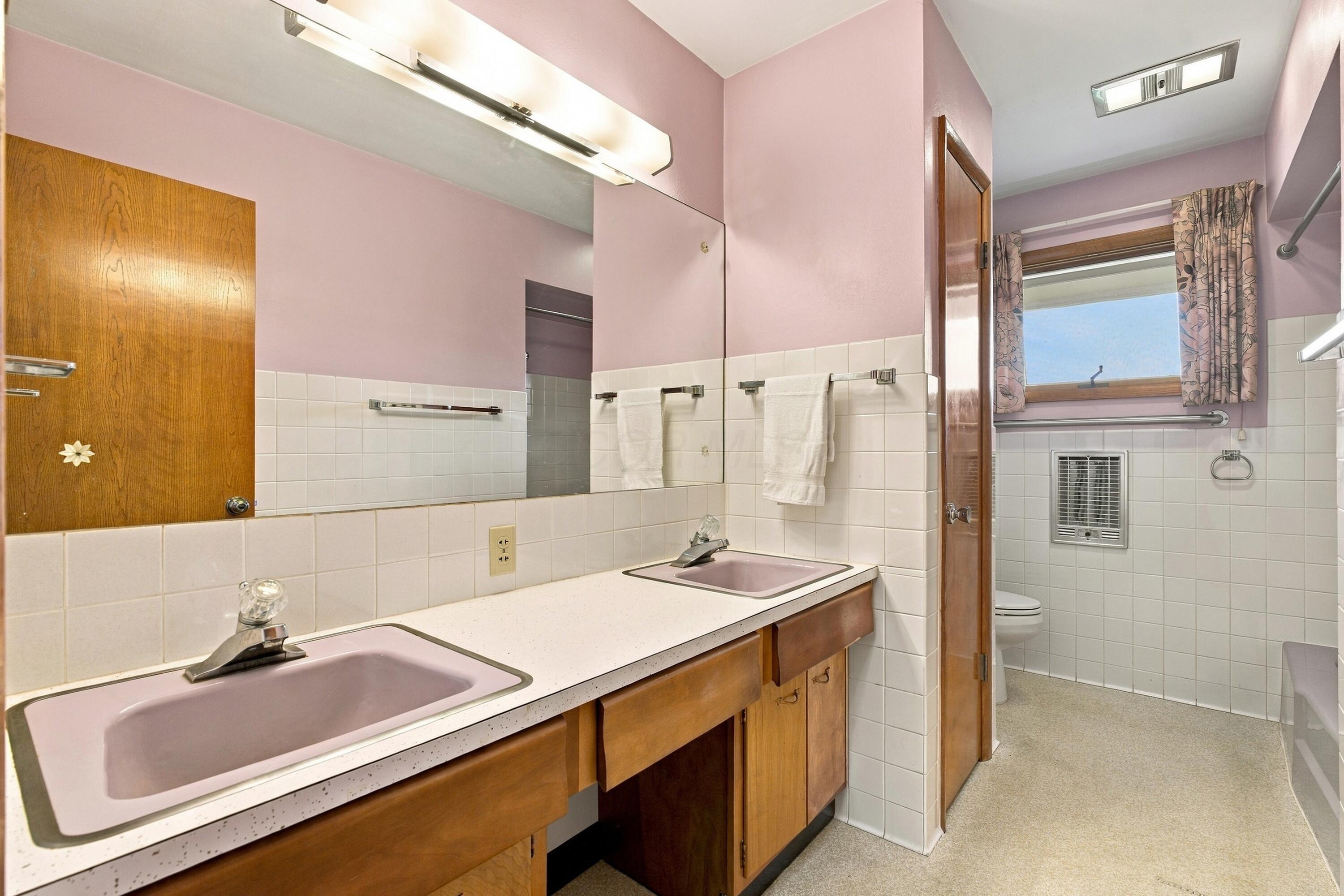 2464 Lees Road Newark, OH 43056 - Photo 31 of 44 Double sink