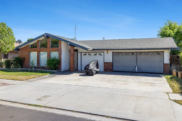 $575,000 | 2045 West Simpson Avenue, Fresno, CA 93705