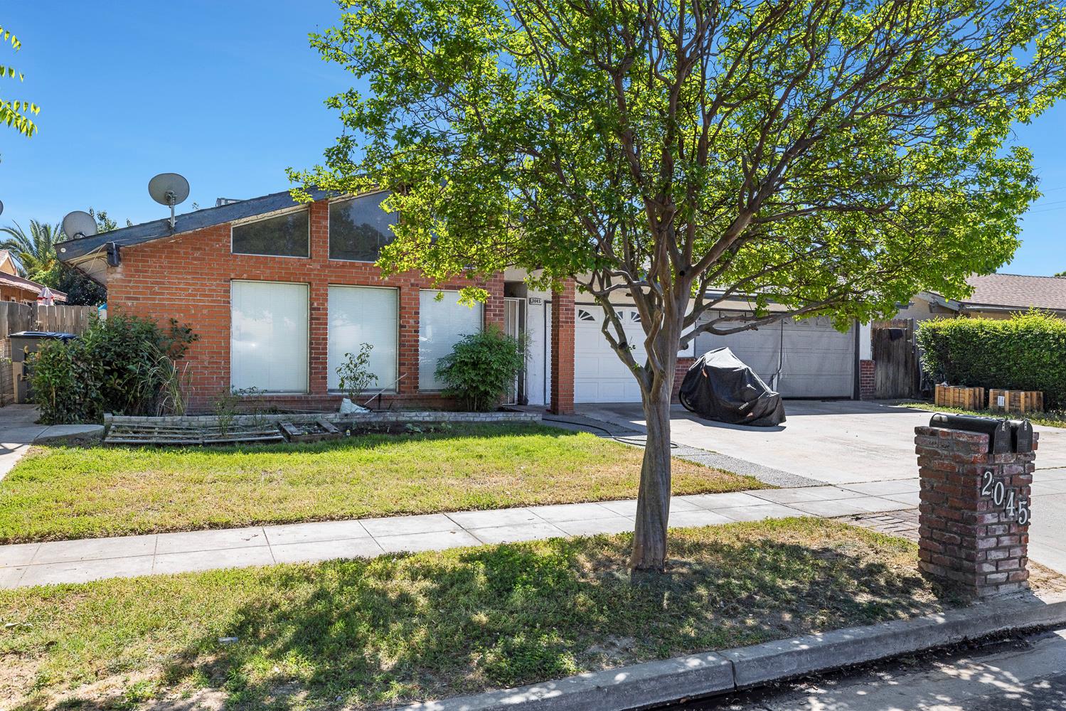 2045 West Simpson Avenue Fresno, CA 93705 - Photo 3 of 29