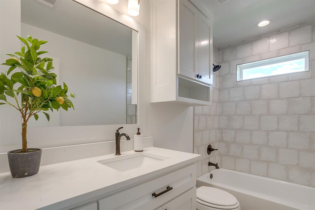 9012 Valley Oak Court Springtown, TX 76082 - Photo 23 of 40 a bathroom with a sink a toilet and a bathtub