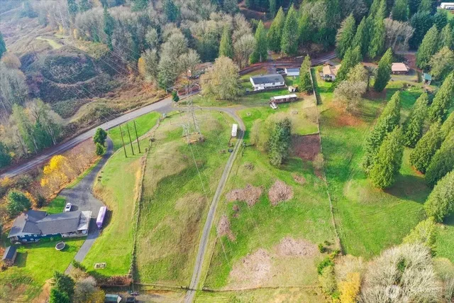 a view of a backyard with pathway