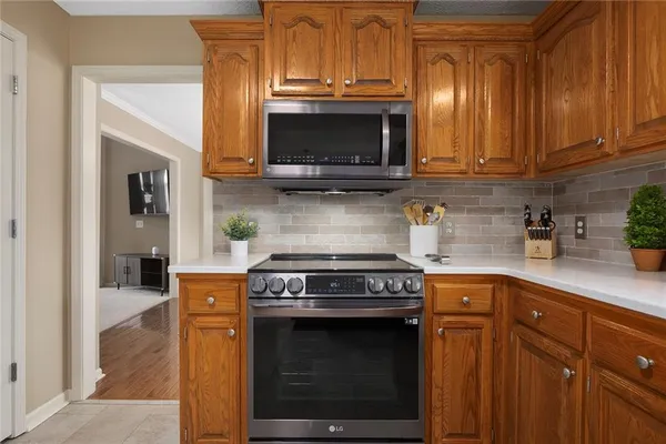 $425,000 | 11235 North Belleview Avenue, Kansas City, MO 64155