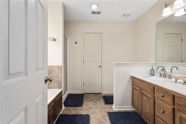 $425,000 | 11235 North Belleview Avenue, Kansas City, MO 64155