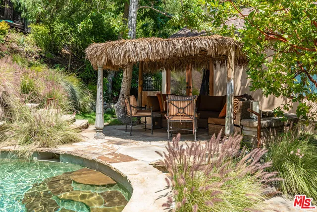 a view of yard with green space