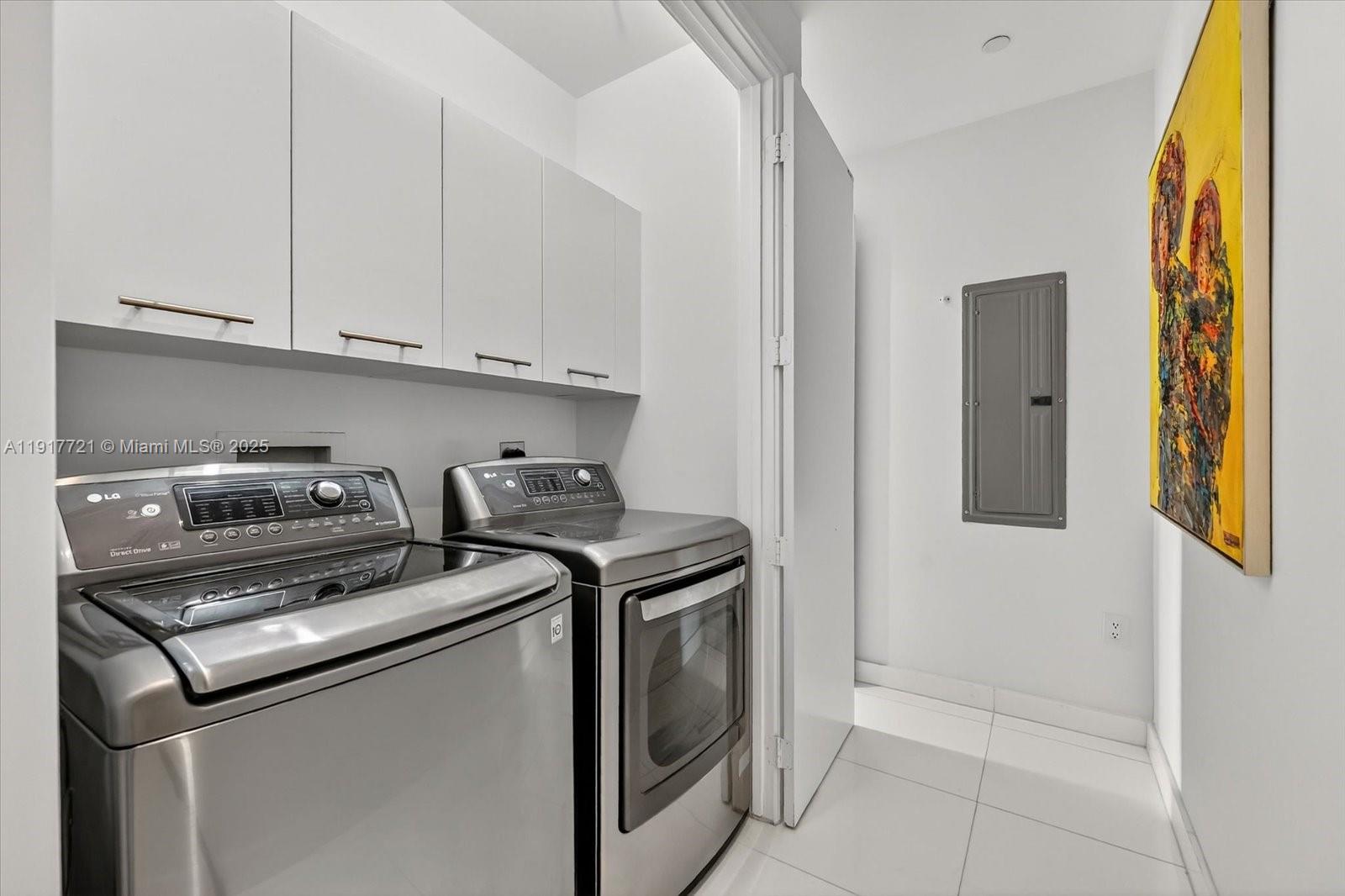 900 Brickell Key Boulevard, Unit 2304 Miami, FL 33131 - Photo 40 of 55 a kitchen with a stove and a microwave