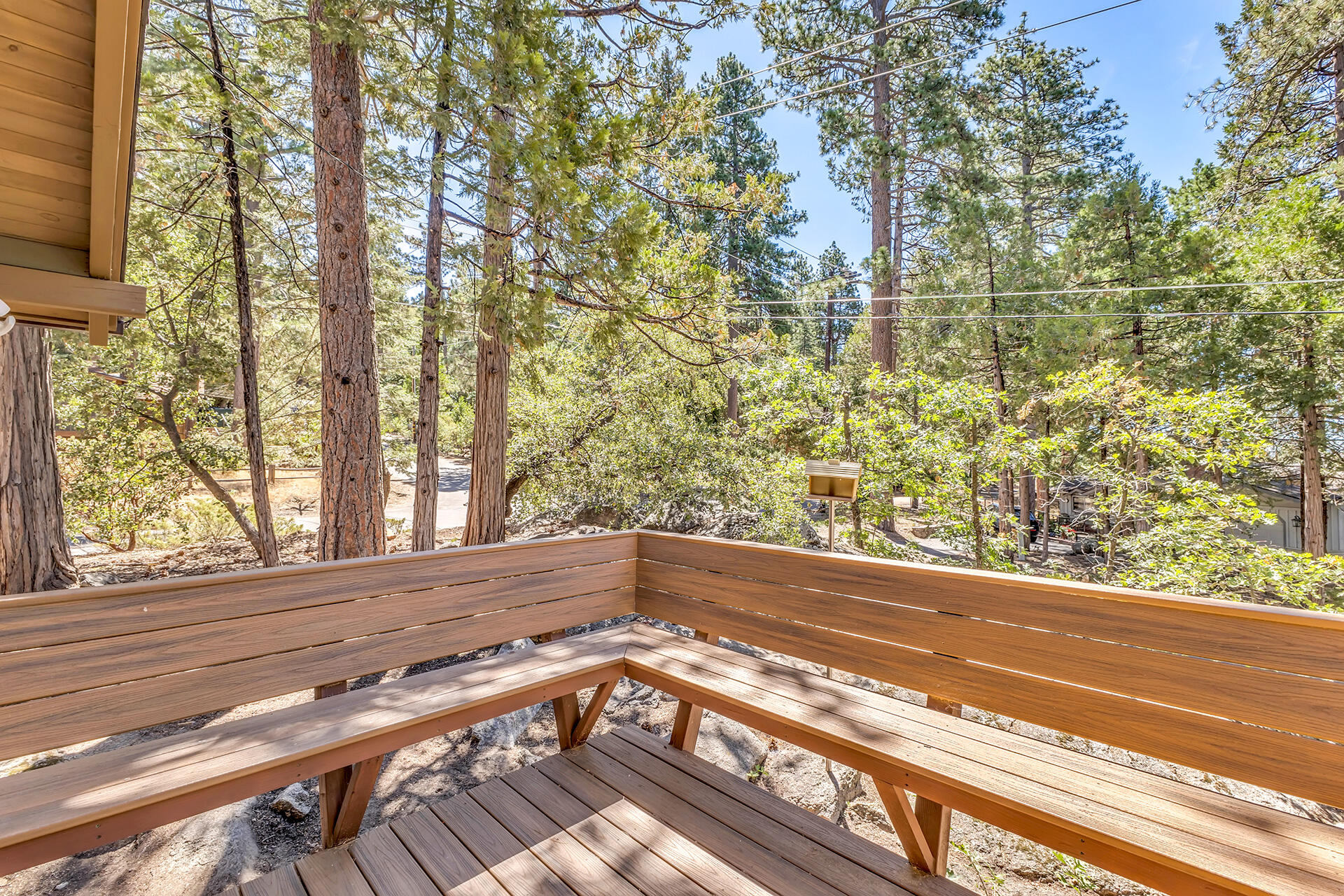 25461 Shadow Oaks Idyllwild, CA 92549 - Photo 19 of 30 a view of a bathtub in a balcony
