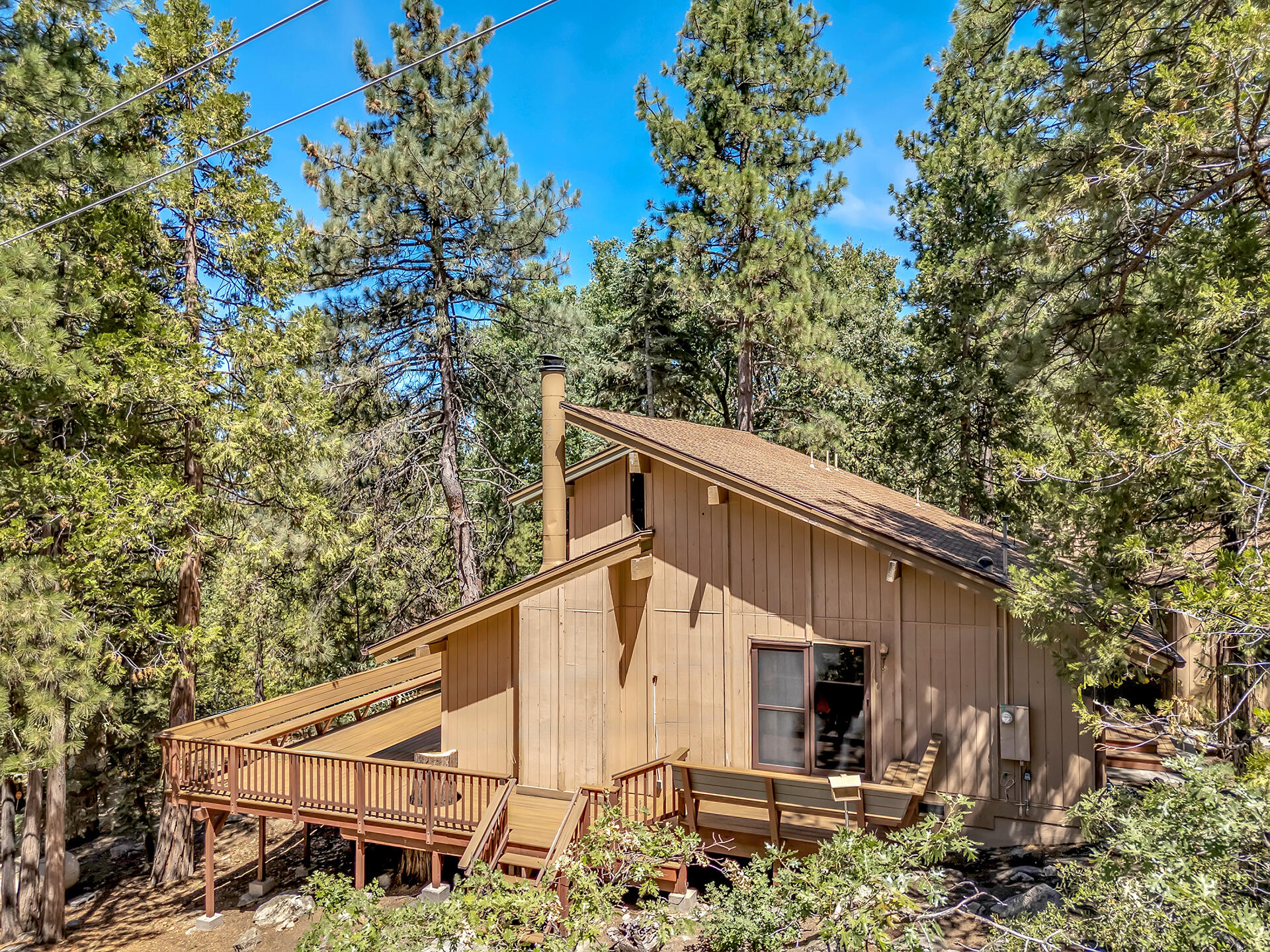 25461 Shadow Oaks Idyllwild, CA 92549 - Photo 27 of 30 a backyard of a house with table and chairs