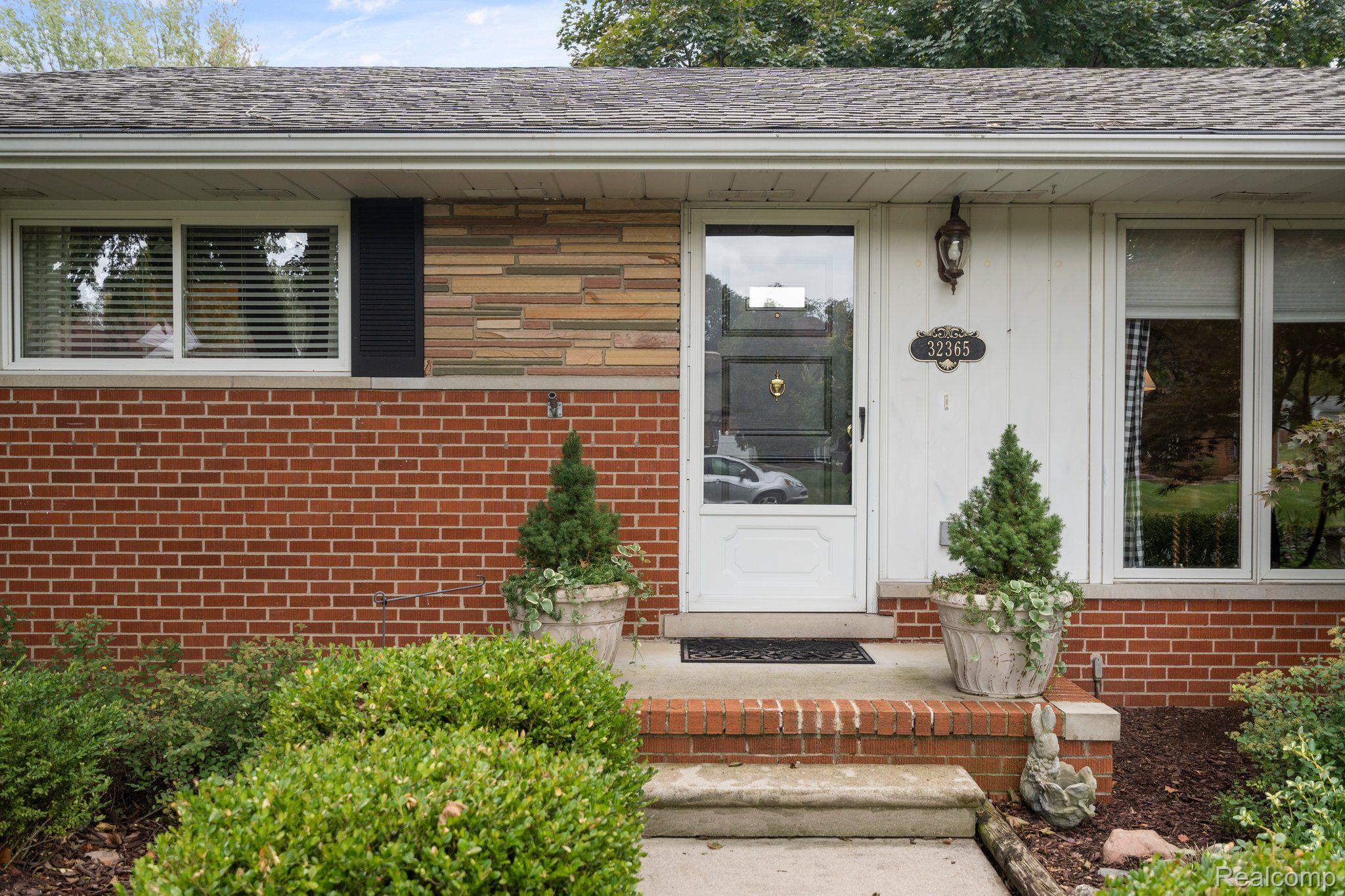 32365 Farmersville Road Farmington, MI 48334 - Photo 3 of 52 Gallery Image 3