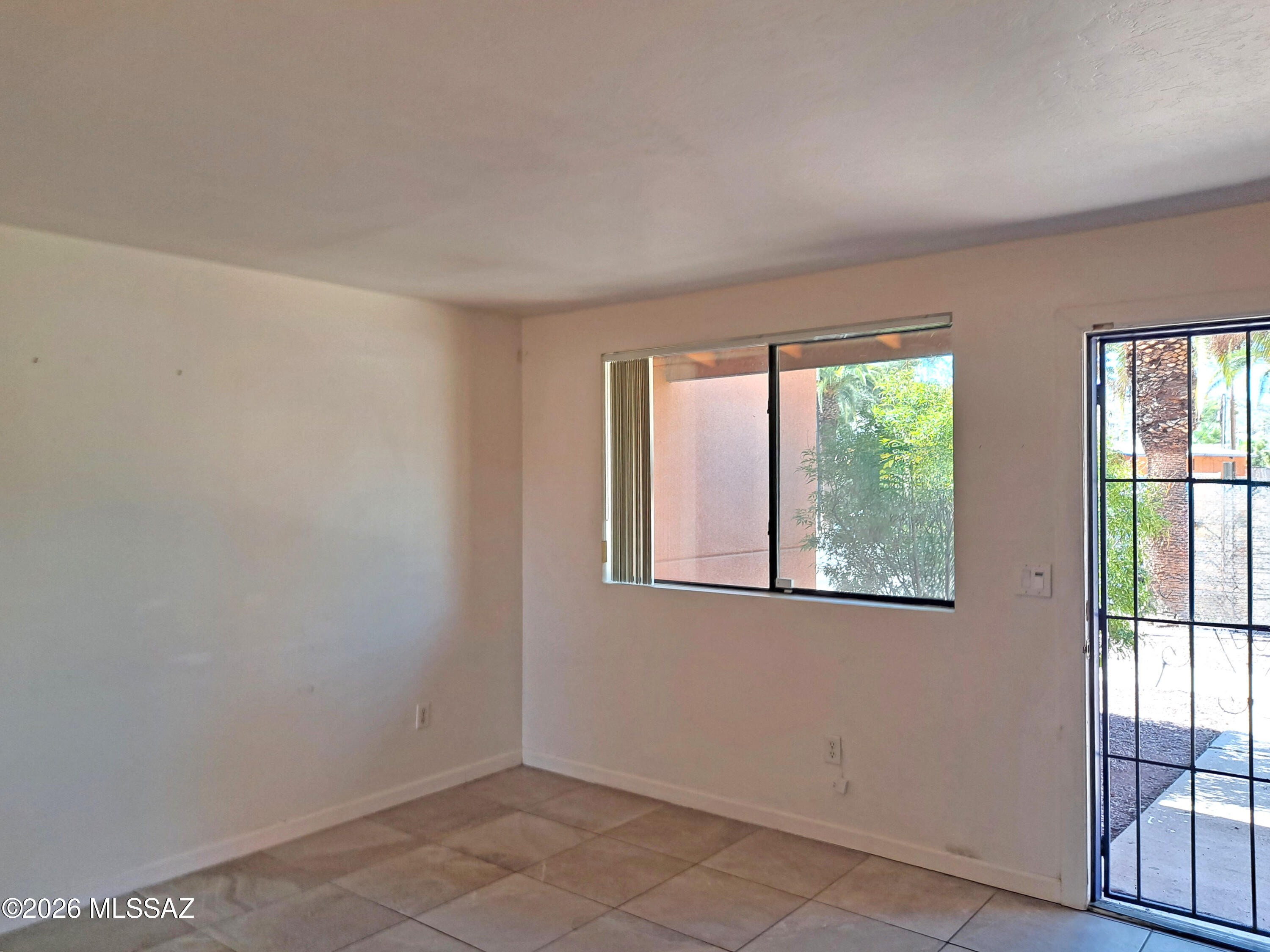 350 North Silverbell Road, Unit 40 Tucson, AZ 85745 - Photo 10 of 26 Living Room (4)