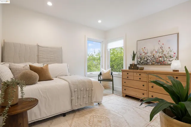 $925,000 | 8040 Crest, Oakland, CA 94605