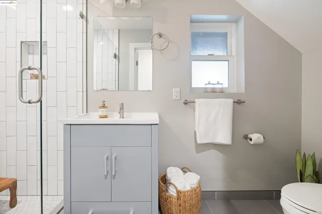 $925,000 | 8040 Crest, Oakland, CA 94605