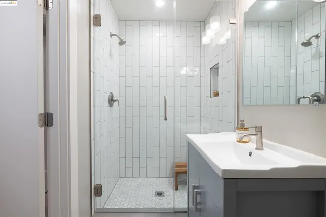 $925,000 | 8040 Crest, Oakland, CA 94605