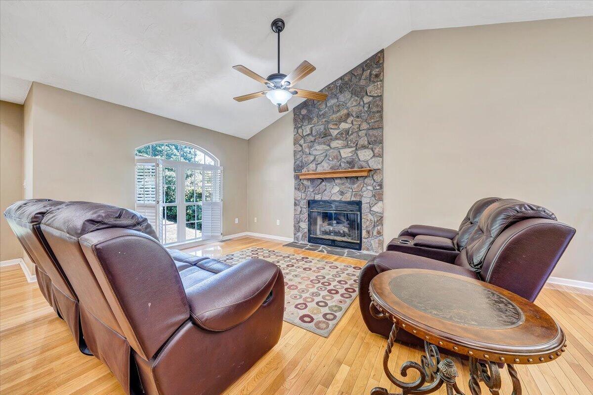 1425 Virginia Ridge Drive Hardy, VA 24101 - Photo 5 of 41 08-MIB09594