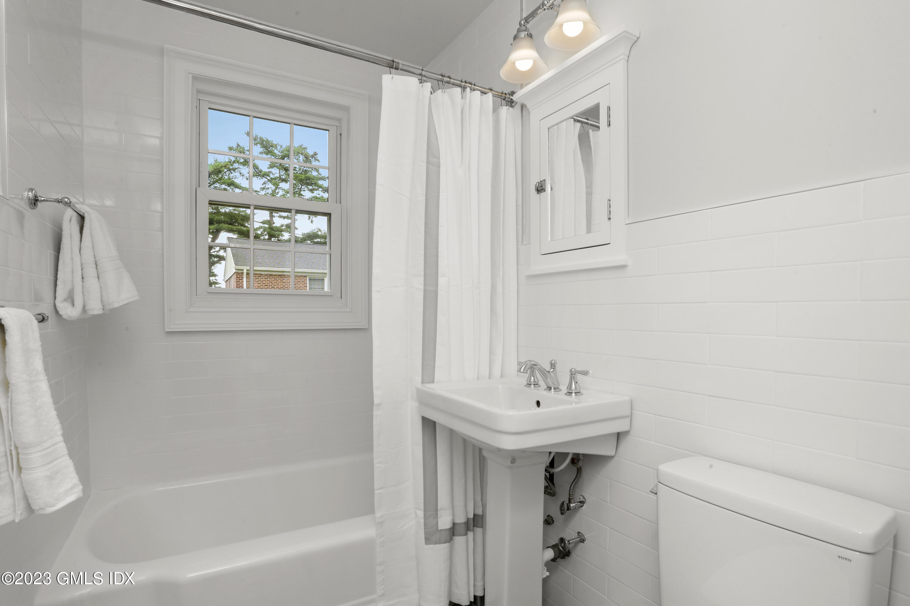 149 Putnam Park, Unit 149 Greenwich, CT 06830 - Photo 26 of 43 a bathroom with a sink a toilet and shower