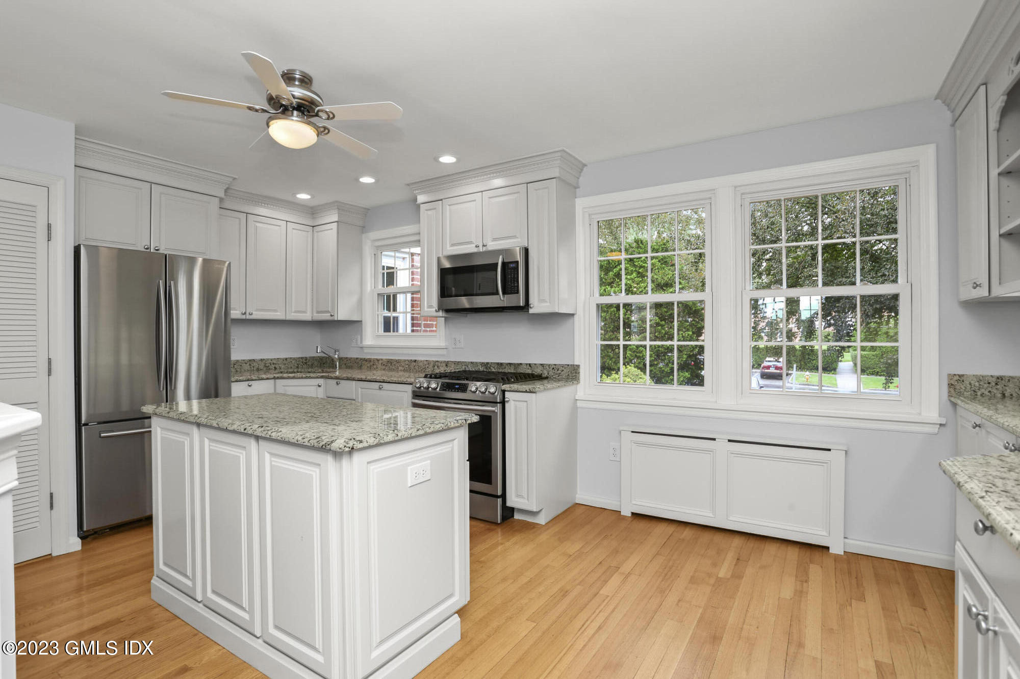 149 Putnam Park, Unit 149 Greenwich, CT 06830 - Photo 4 of 43 a kitchen with a stove a sink and a refrigerator