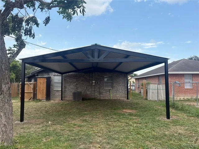 a view of a backyard