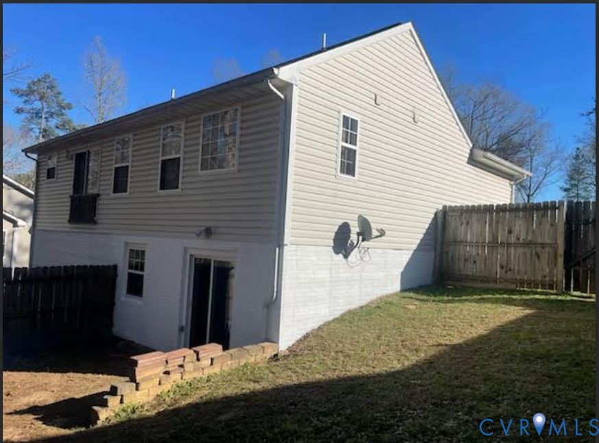 504 Gloucester Drive Ruther Glen, VA 22546 - Photo 2 of 28 a backyard of a house