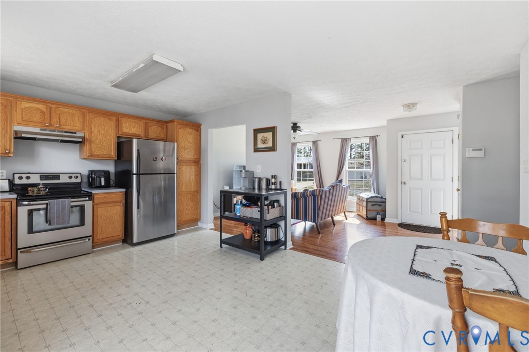 504 Gloucester Drive Ruther Glen, VA 22546 - Photo 7 of 28 a living room with furniture and a kitchen view