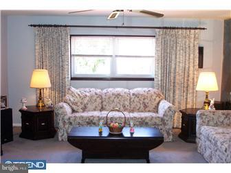 15028 Carter Road Philadelphia, PA 19116 - Photo 2 of 12 Living Room