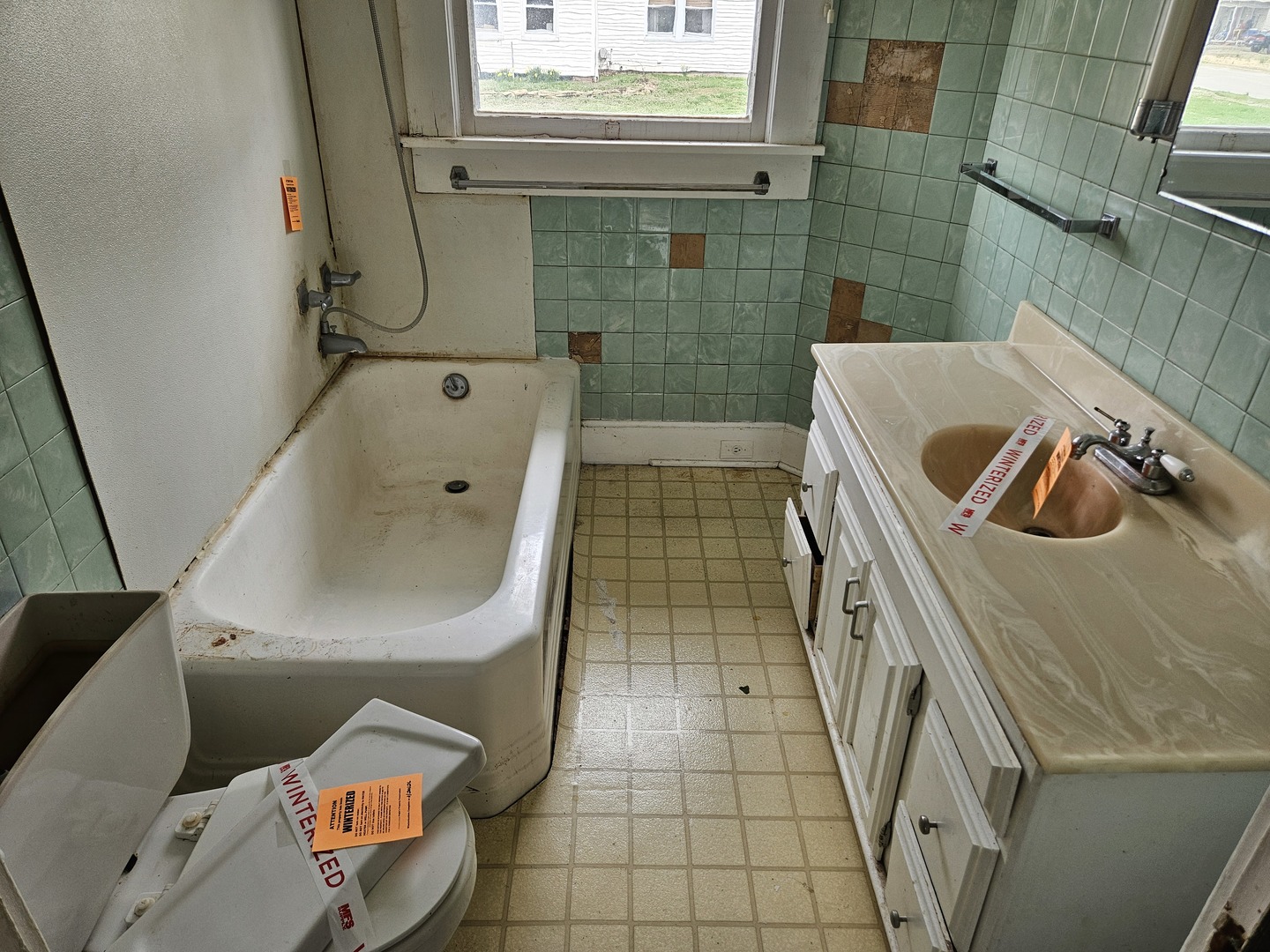 600 North 1st Street Fairfield, IL 62837 - Photo 14 of 23 a bathroom with a sink and bathtub