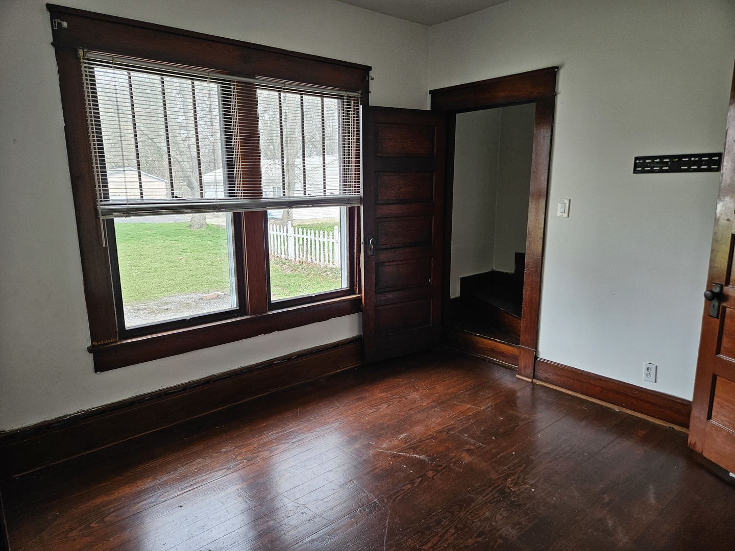 600 North 1st Street Fairfield, IL 62837 - Photo 15 of 23 an empty room with windows