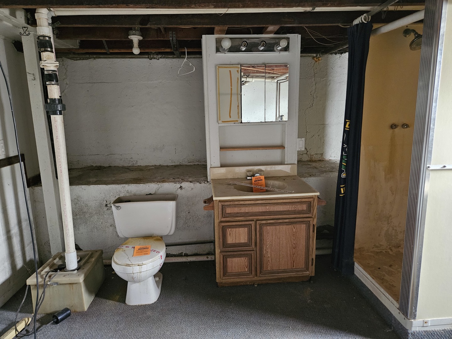 600 North 1st Street Fairfield, IL 62837 - Photo 20 of 23 a bathroom with a sink a toilet and a mirror