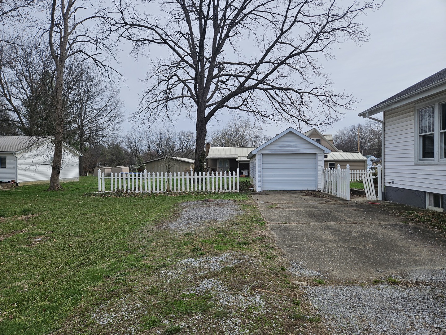 600 North 1st Street Fairfield, IL 62837 - Photo 2 of 23 a view of a house with a yard and a large tree