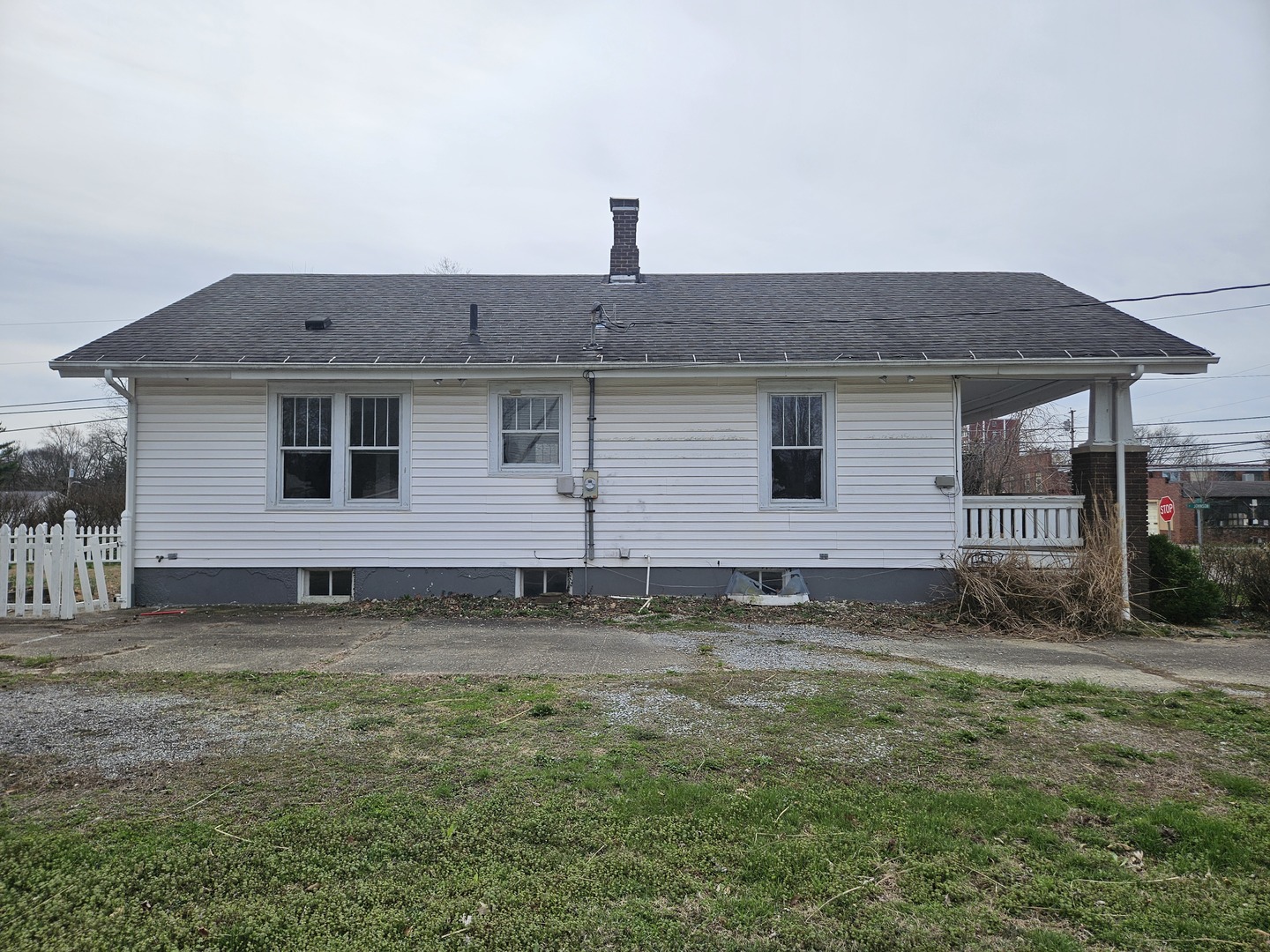 600 North 1st Street Fairfield, IL 62837 - Photo 3 of 23 a front view of a house with a yard