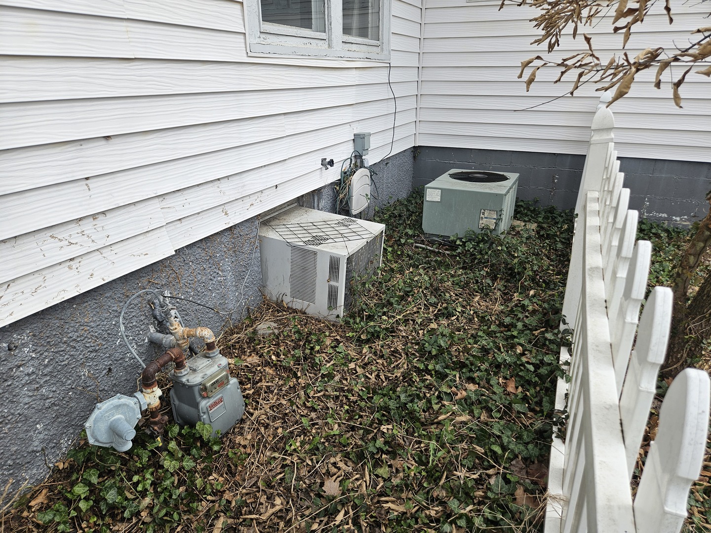 600 North 1st Street Fairfield, IL 62837 - Photo 5 of 23 a view of a outdoor space with a shower